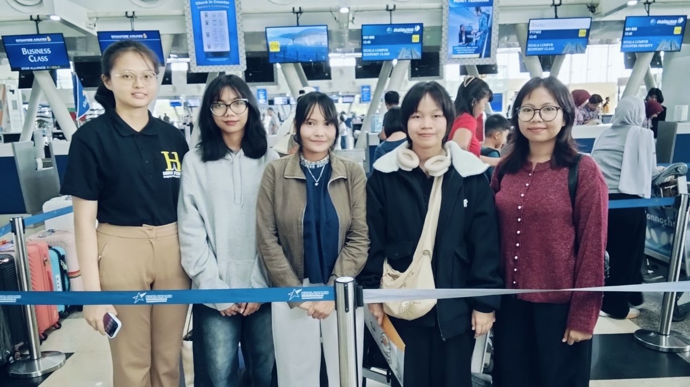 インドネシアの空港で搭乗手続き中